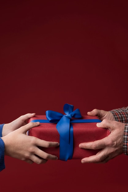 Hija dando un regalo a su padre