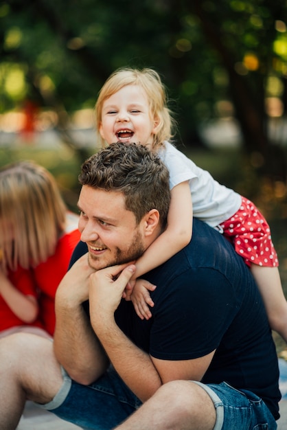 Foto gratuita hija feliz abrazando a su padre por la espalda