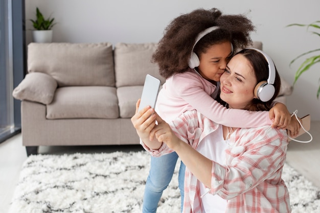 Foto gratuita hija feliz de estar en casa con madre