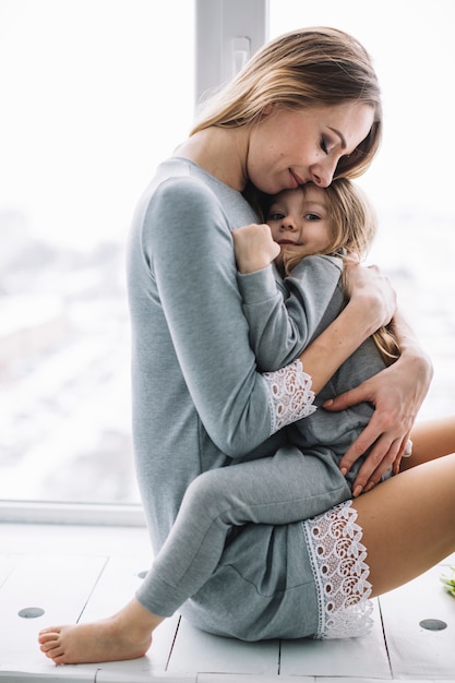 Foto gratuita hija y madre cariñosa