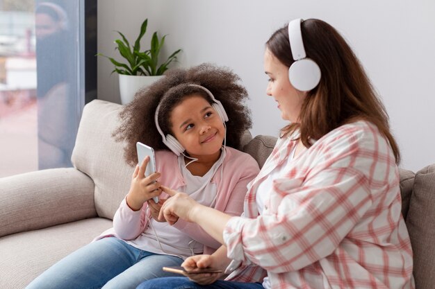 Hija y madre escuchando música juntas