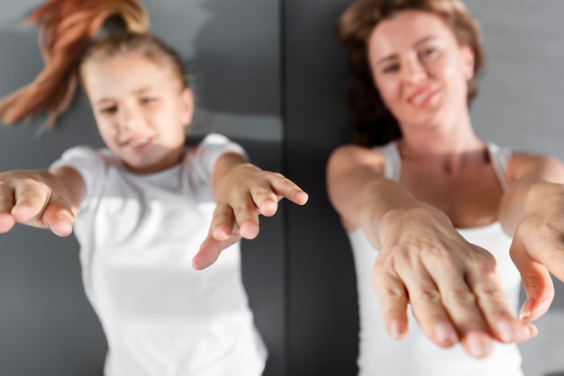 Hija y madre posando acostada sobre sus espaldas