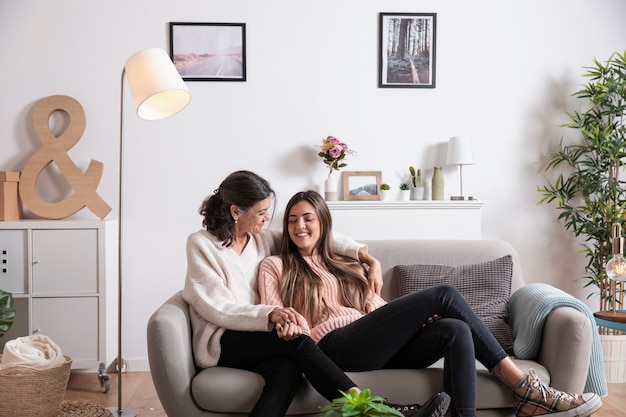 Hija y madre en sofá