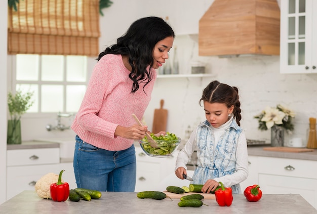 Hija y mamá cocinando juntos