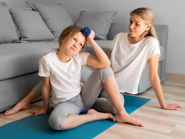 Hija y mamá entrenando en casa