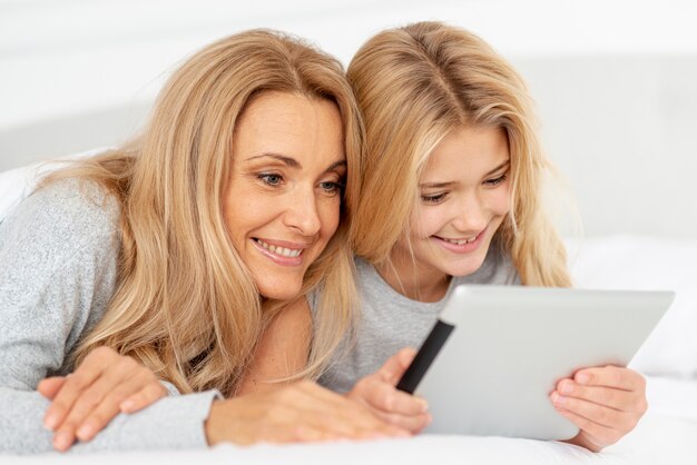 Hija y mamá mirando en tableta