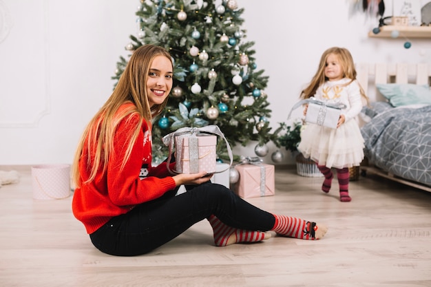 Hija y mujer celebrando navidad en casa