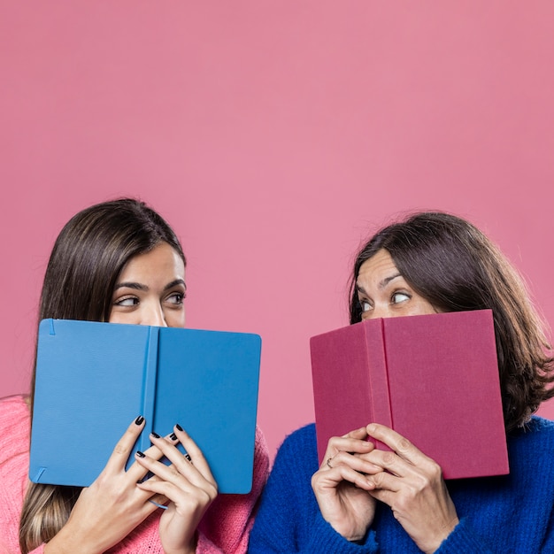 Hija nad madre con libros