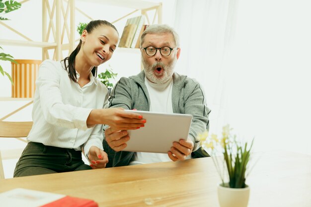 Una hija o nieta pasa tiempo con el abuelo o el hombre mayor.