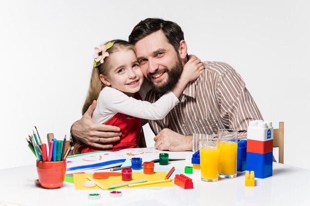 La hija y el padre dibujando juntos.