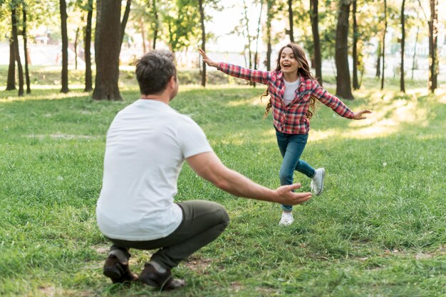 Hija y padre divirtiéndose en la hermosa naturaleza.