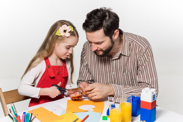 hija y padre elaborando solicitudes en papel