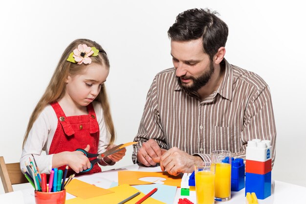 La hija y el padre elaborando solicitudes en papel