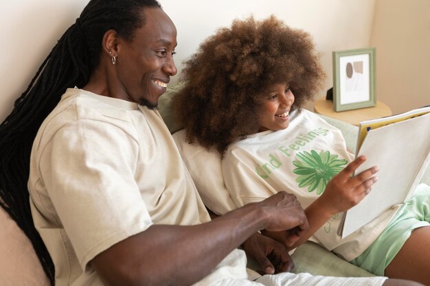 Hija y padre leyendo un libro juntos