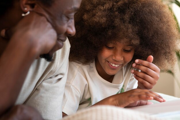 Hija y padre leyendo un libro juntos