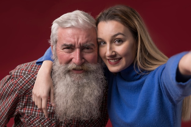 Foto gratuita hija y padre posando