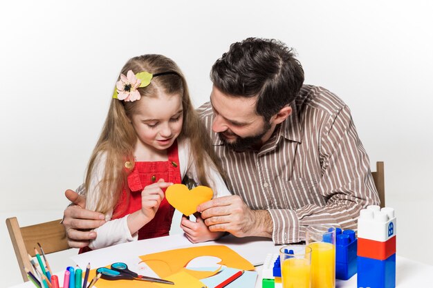 La hija y el padre preparando solicitudes en papel.