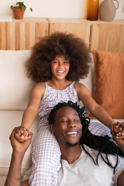 Hija y padre relajándose en casa