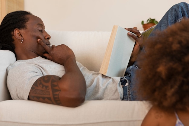 Hija y padre relajándose en casa