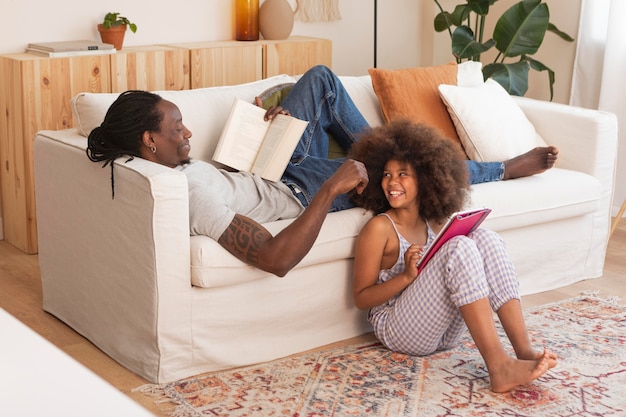 Hija y padre relajándose en casa