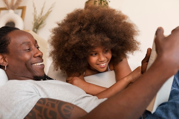 Hija y padre relajándose en casa