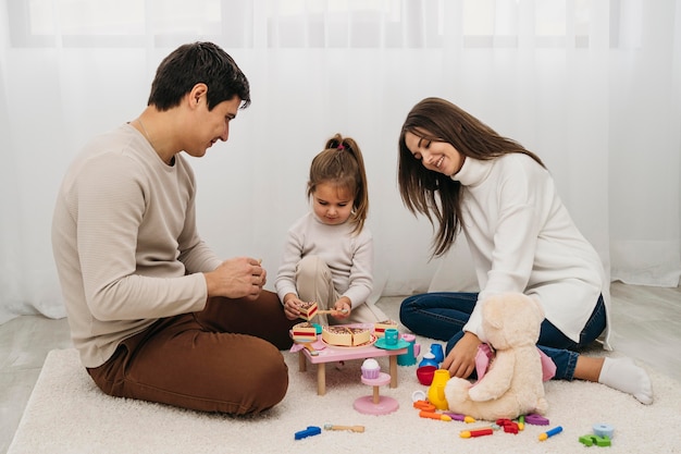 Hija y padres jugando juntos