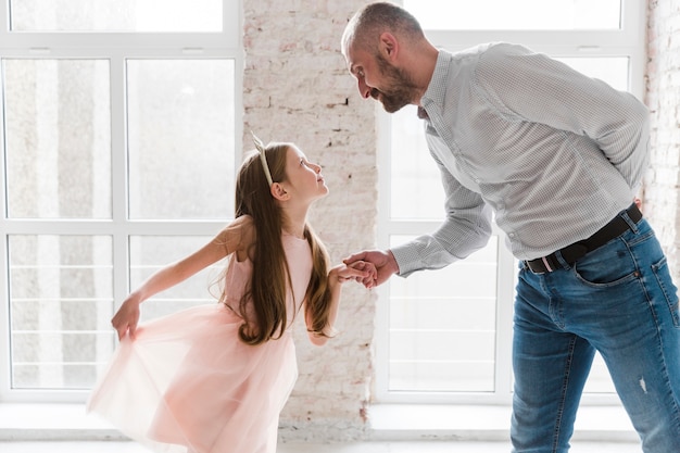 Foto gratuita hija y papá bailando el día del padre