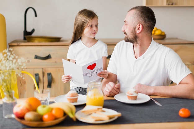 Hija y papá en el desayuno el día del padre