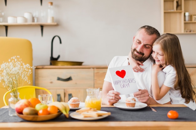 Foto gratuita hija y papá en el desayuno el día del padre