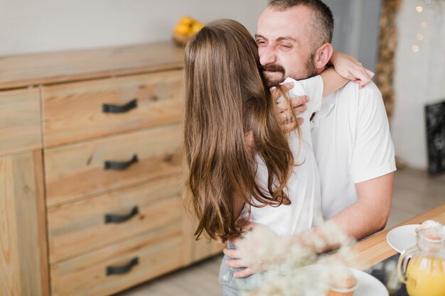 Hija y papá en el desayuno el día del padre