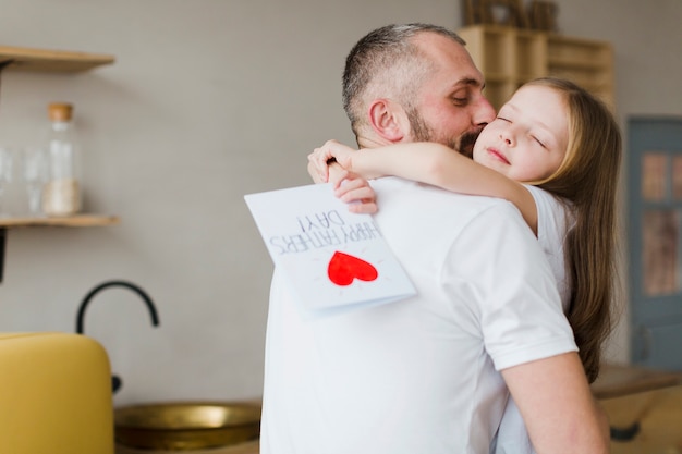 Foto gratuita hija y papá el día del padre