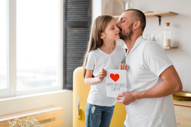 Foto gratuita hija y papá el día del padre