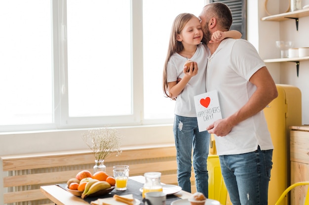 Foto gratuita hija y papá el día del padre