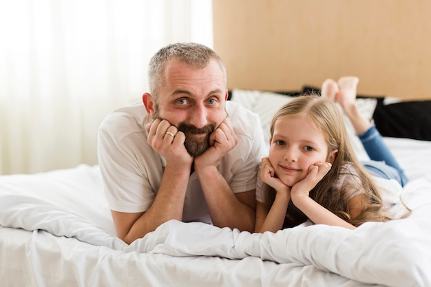 Foto gratuita hija y papá el día del padre