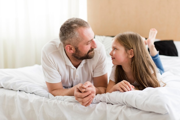 Foto gratuita hija y papá el día del padre