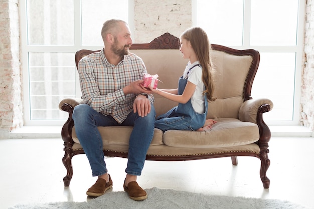 Foto gratuita hija y papá el día del padre