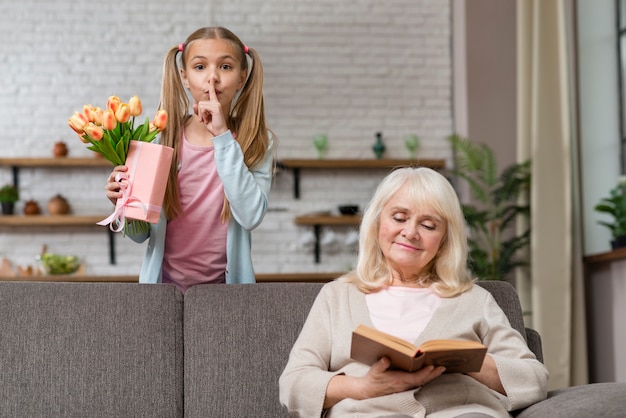 Foto gratuita hija pide silencio con el dedo en los labios