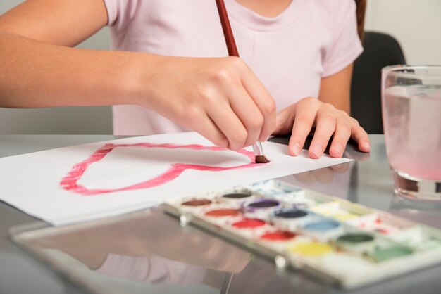 Hija pintando en el día del padre