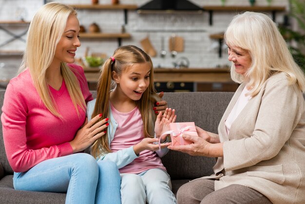 Hija recibiendo un regalo de su abuela