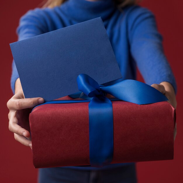 Hija con regalo para padre