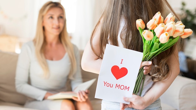 Hija sorprendente madre con tulipanes