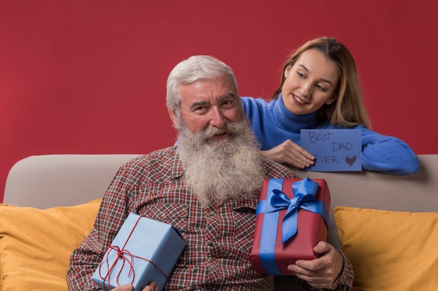 Hija sorprendiendo a su padre