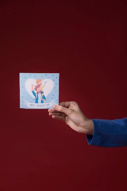 Hija con una tarjeta de felicitación del día del padre