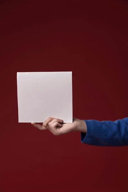 Hija con una tarjeta de felicitación del día del padre