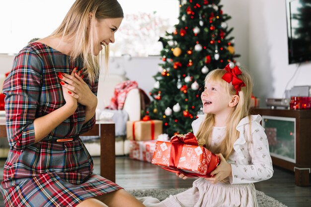 Hija tiene regalo para la madre