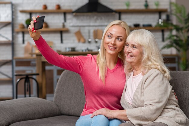 Hija tomando una selfie con su madre