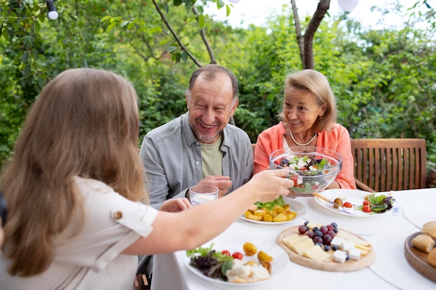 Hija visitando a sus padres para almorzar en su casa.