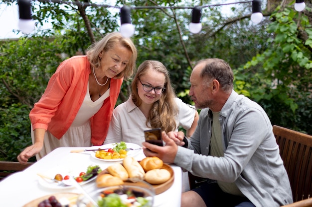 Foto gratuita hija visitando a sus padres para almorzar en su casa.