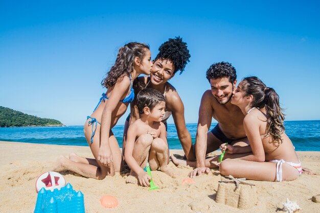 Hijas besando a sus padres