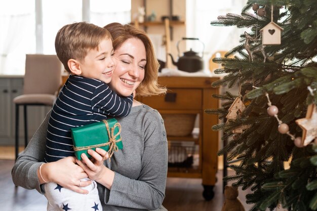 Hijo abrazando a la madre después de recibir el presente